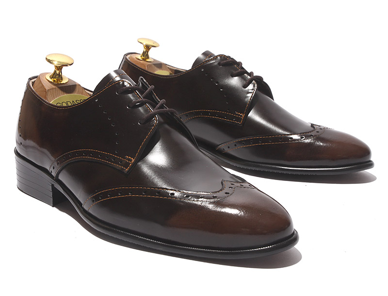 기본 윙팁날개의 갈매기형라인이 발등부에 심플하고 모던하게 장식된 3홀의 옥스포드 수제화입니다.