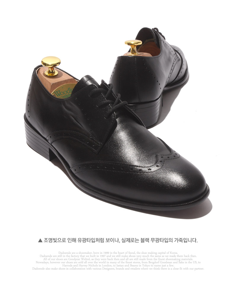 조명빛으로 인해 유광타입처럼 보이나, 실제로는 블랙 무광타입의 가죽입니다.