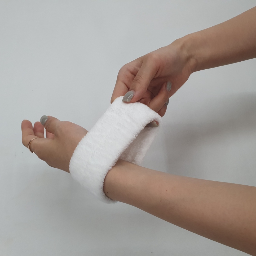 손목밴드화이트 손목을위한밴드 보호손목밴드 화이트자외선차단 체육수업용손목밴드 손목보호대 자동제스트밴드 테니스밴드 헤어밴드 실리콘손목밴드 세안 세수 손씻기 화이트 2P 손목밴드