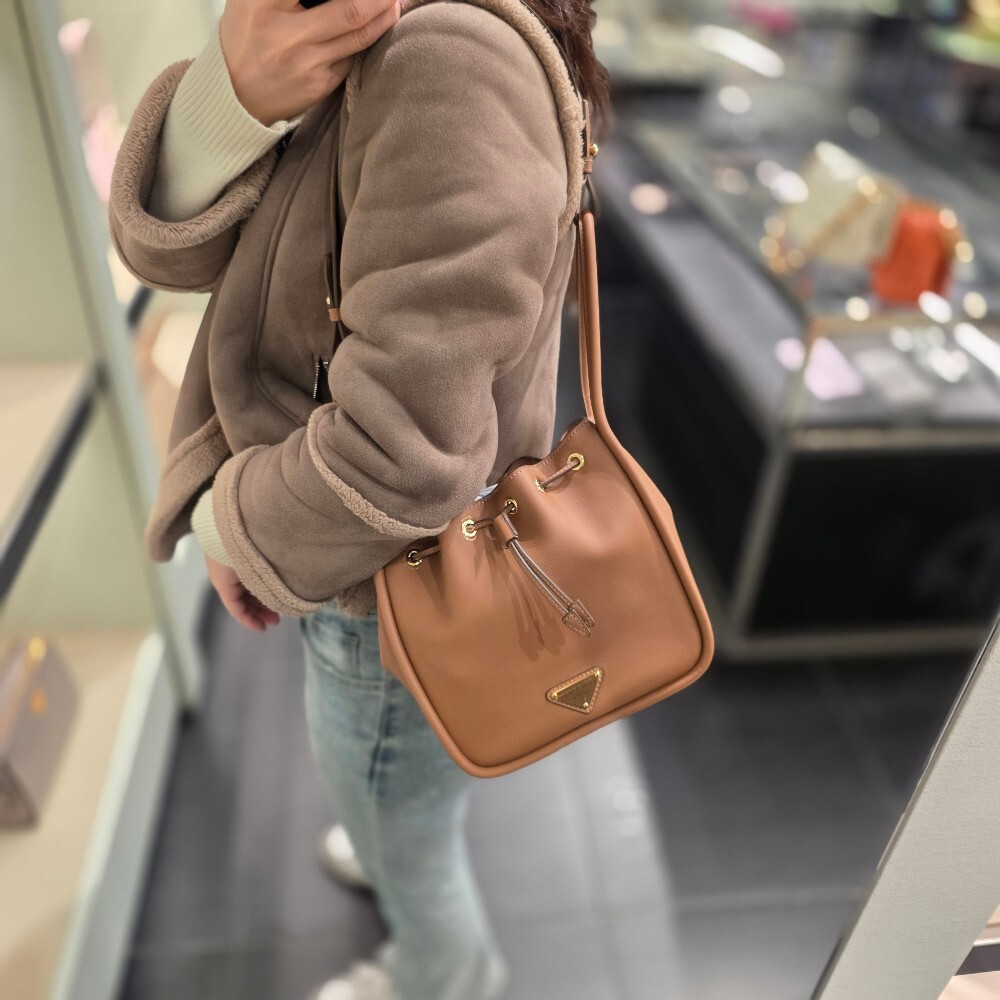 프라다 삼각로고 달링 버킷백 1BE087