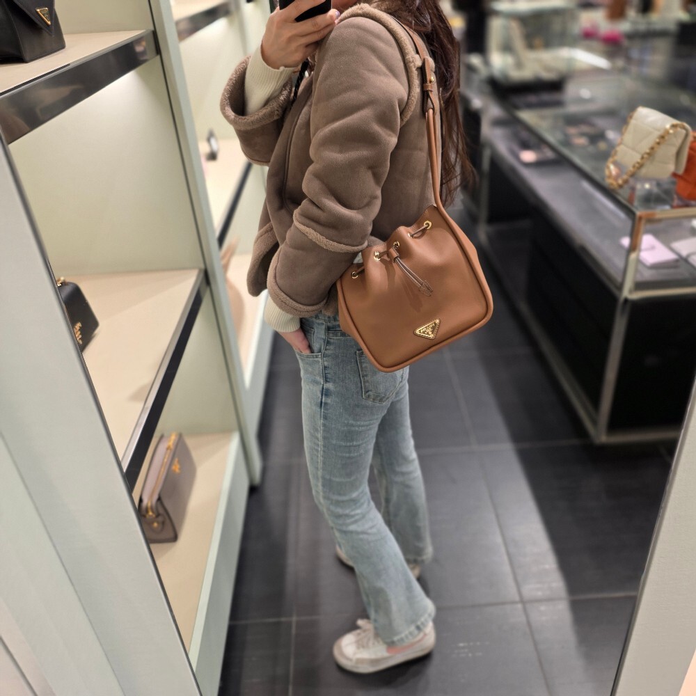 프라다 삼각로고 달링 버킷백 1BE087