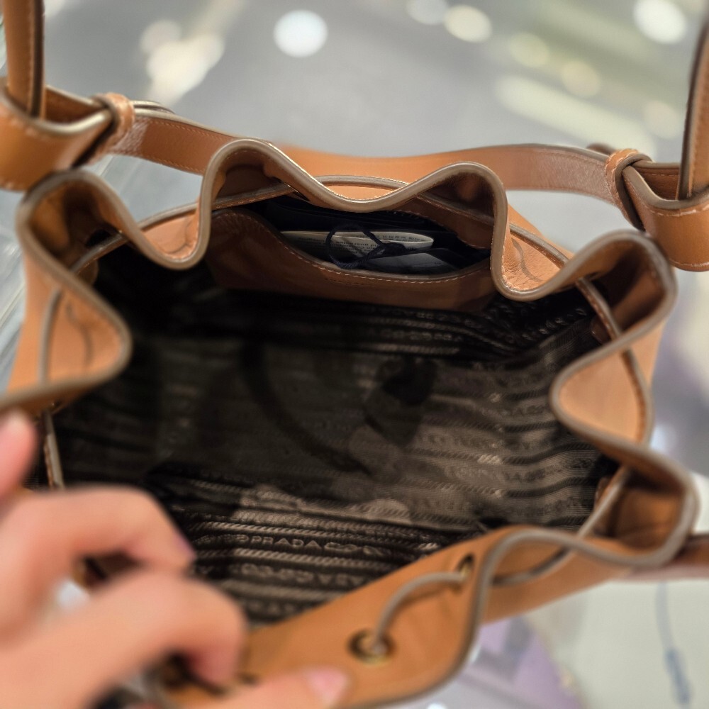 프라다 삼각로고 달링 버킷백 1BE087