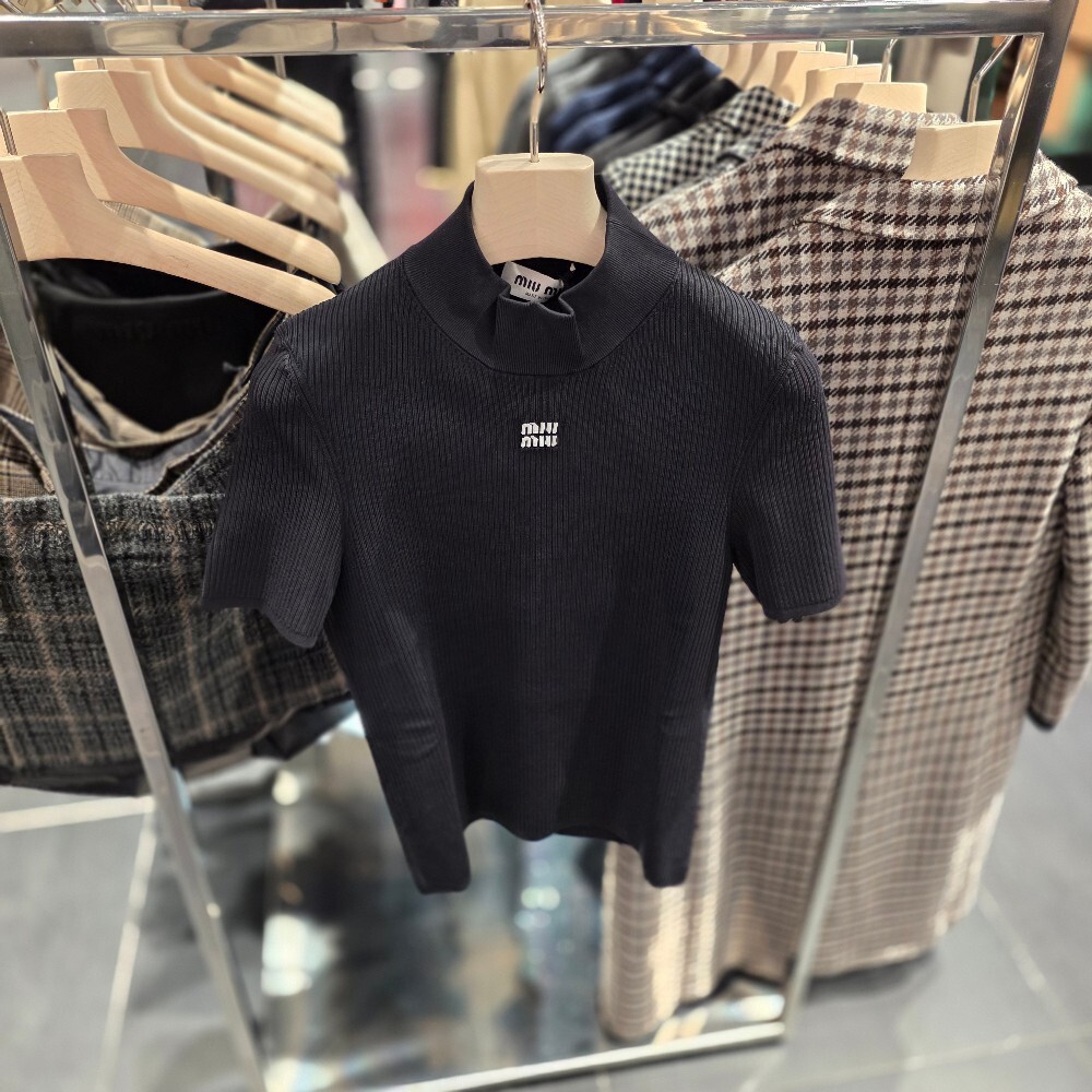미우미우 로고 니트 반팔 티셔츠 MMR44