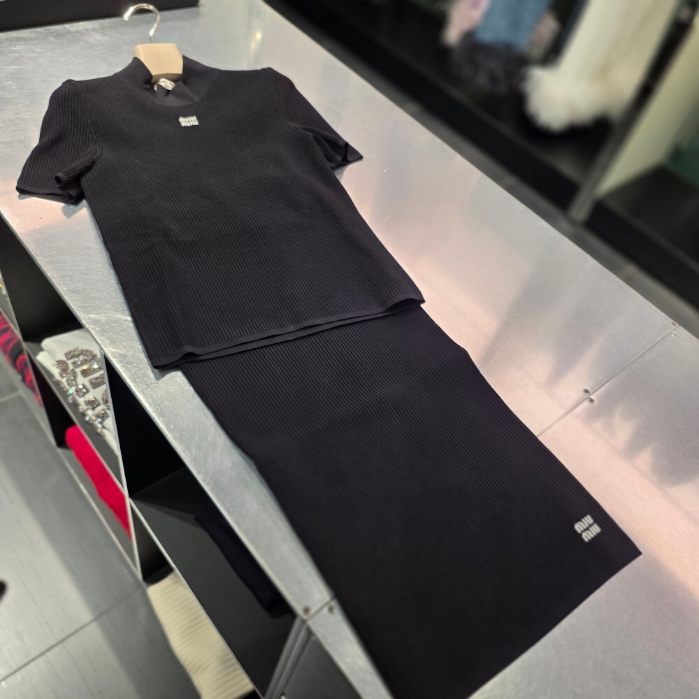 미우미우 로고 니트 반팔 티셔츠 MMR44