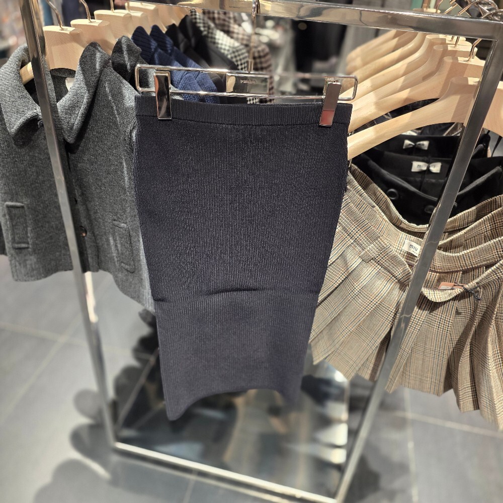 미우미우 로고니트스커트 MMRG52