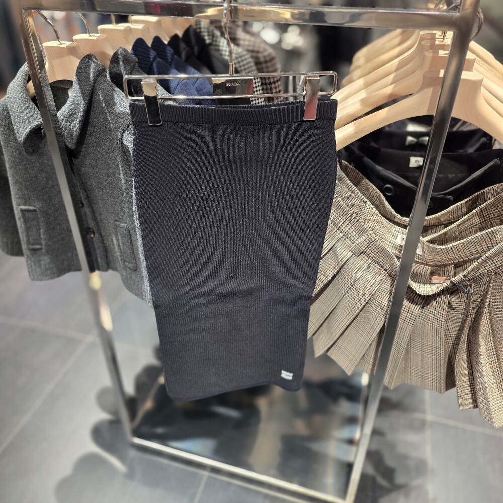 미우미우 로고니트스커트 MMRG52