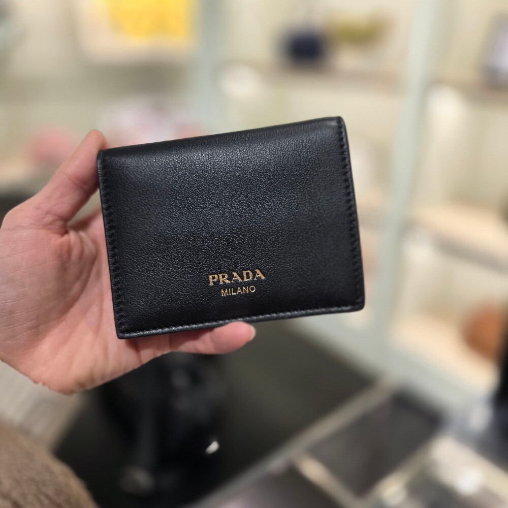 프라다 소프트 그레인 카드 지갑 1MV204