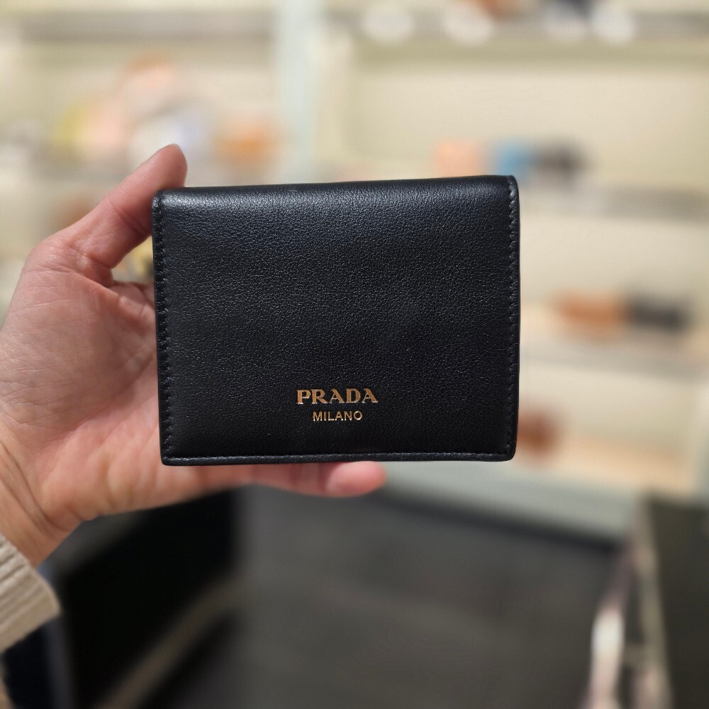 프라다 소프트 그레인 카드 지갑 1MV204