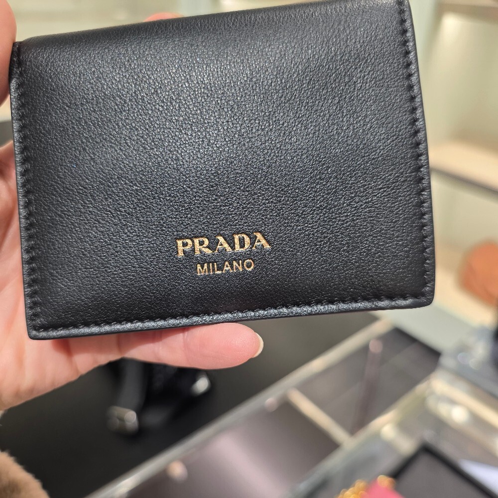 프라다 소프트 그레인 카드 지갑 1MV204