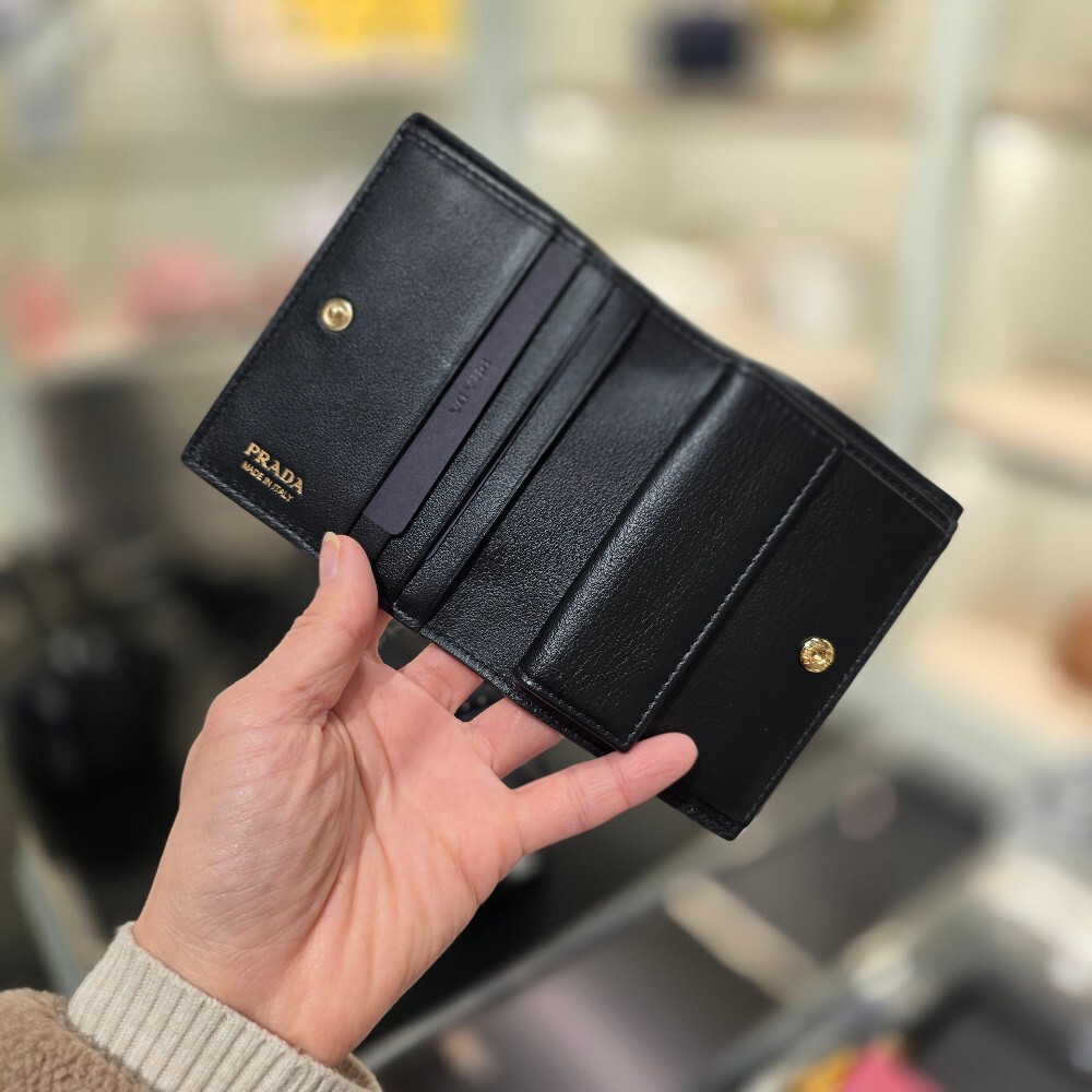 프라다 소프트 그레인 카드 지갑 1MV204
