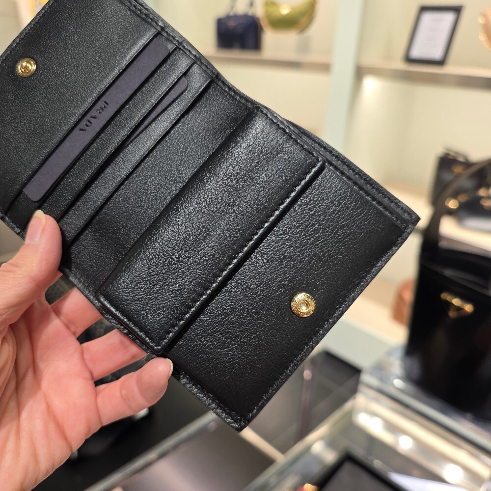 프라다 소프트 그레인 카드 지갑 1MV204