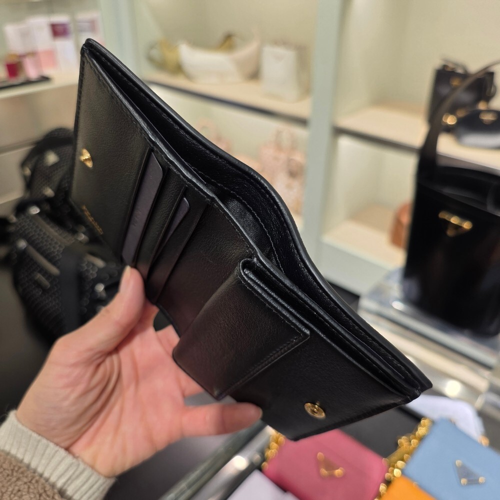 프라다 소프트 그레인 카드 지갑 1MV204