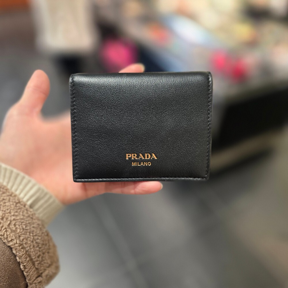 프라다 소프트 그레인 카드 지갑 1MV204