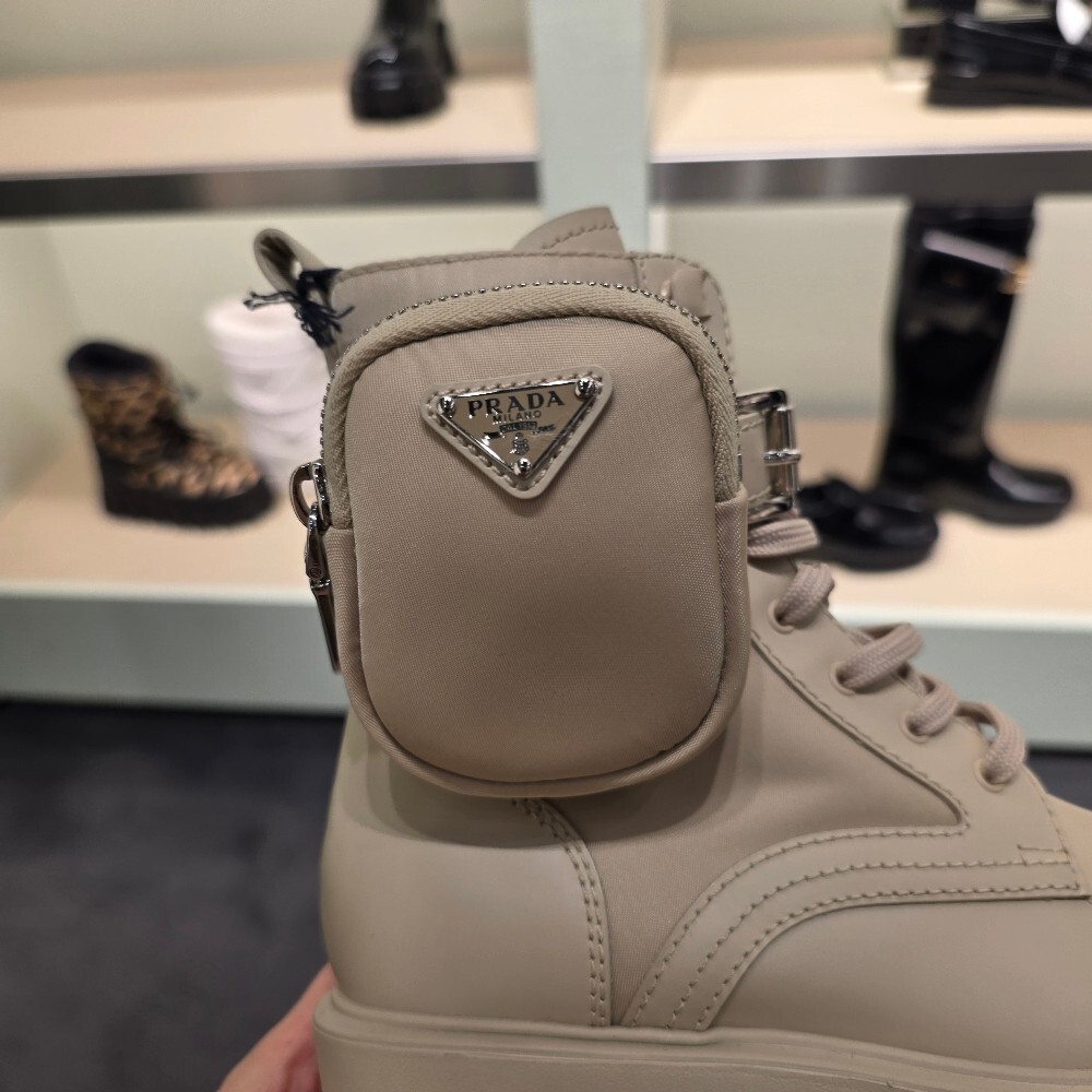 프라다 모놀리스 리나일론 여성 워커 부츠 1T255M