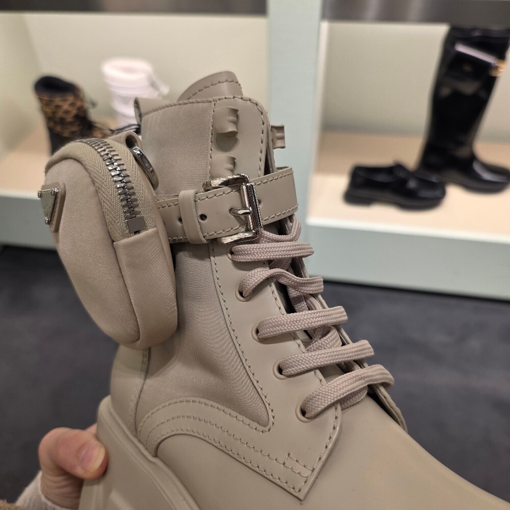 프라다 모놀리스 리나일론 여성 워커 부츠 1T255M