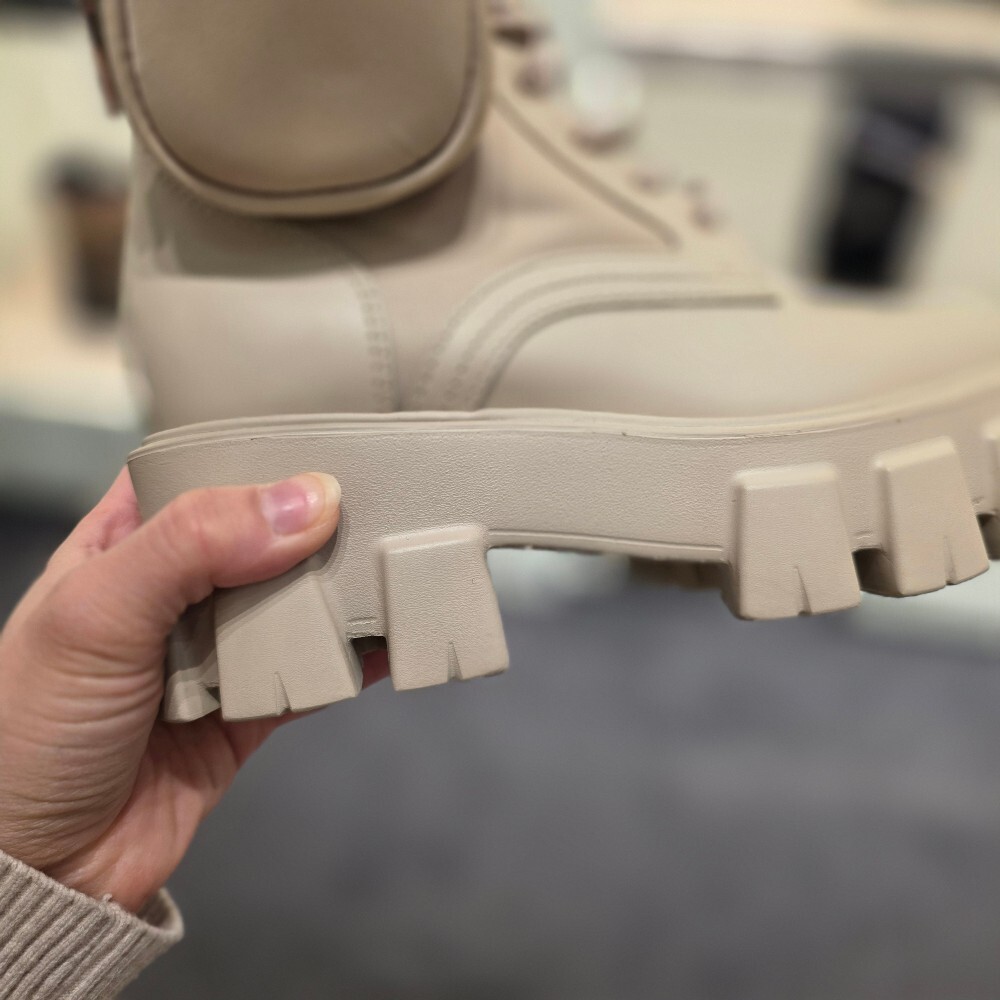 프라다 모놀리스 리나일론 여성 워커 부츠 1T255M