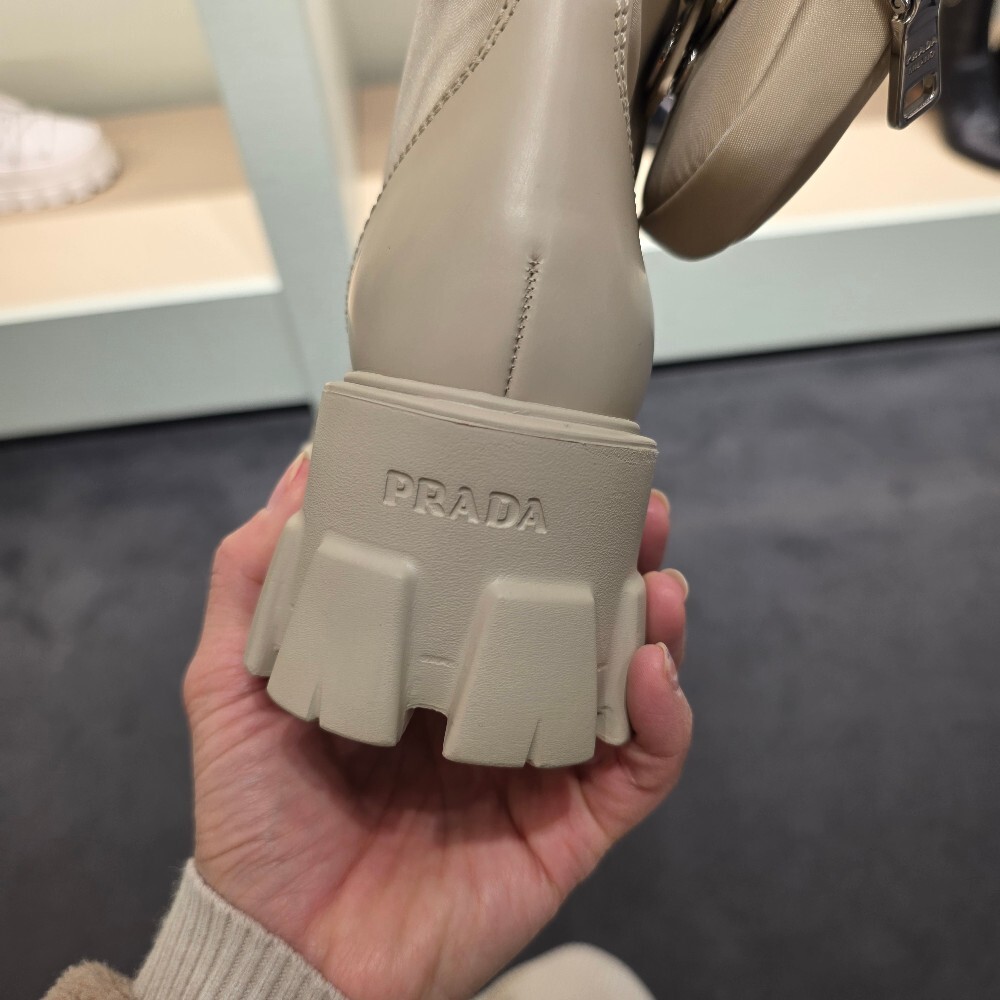 프라다 모놀리스 리나일론 여성 워커 부츠 1T255M