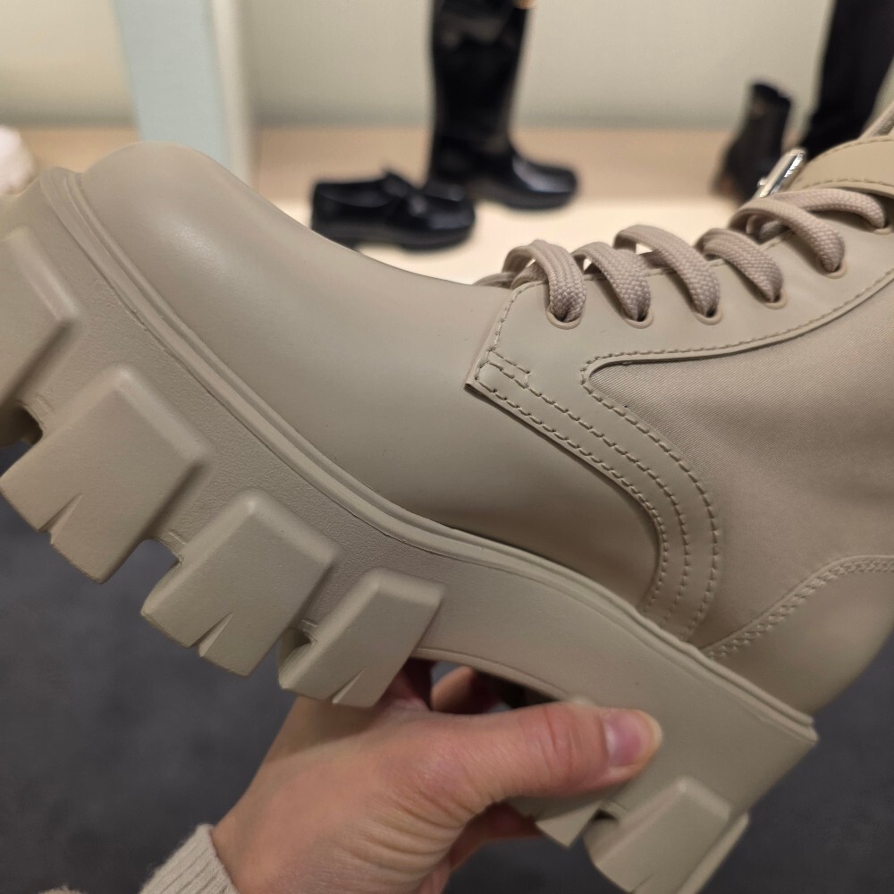 프라다 모놀리스 리나일론 여성 워커 부츠 1T255M