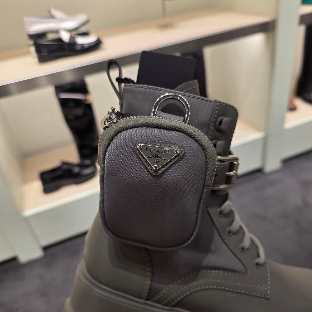 프라다 모놀리스 리나일론 여성 워커 부츠 1T255M