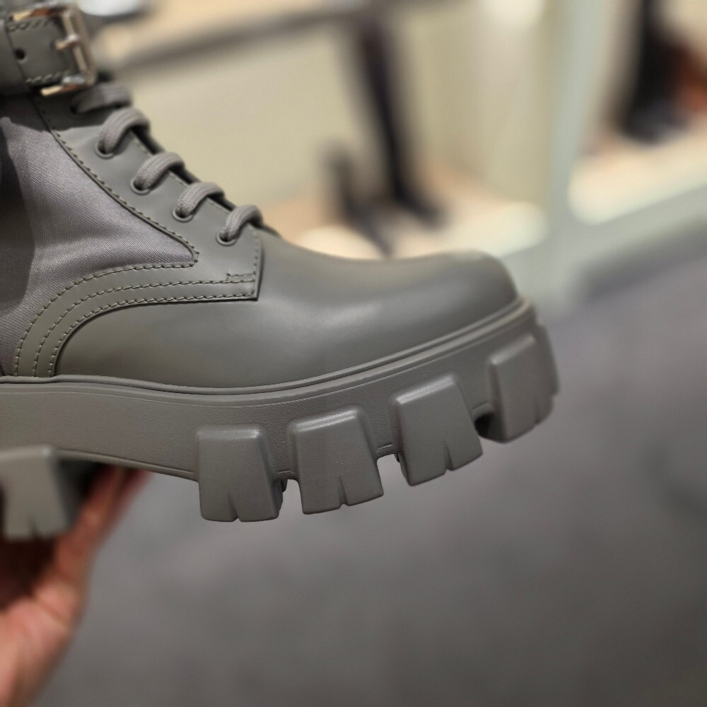 프라다 모놀리스 리나일론 여성 워커 부츠 1T255M