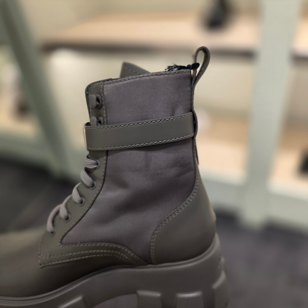 프라다 모놀리스 리나일론 여성 워커 부츠 1T255M