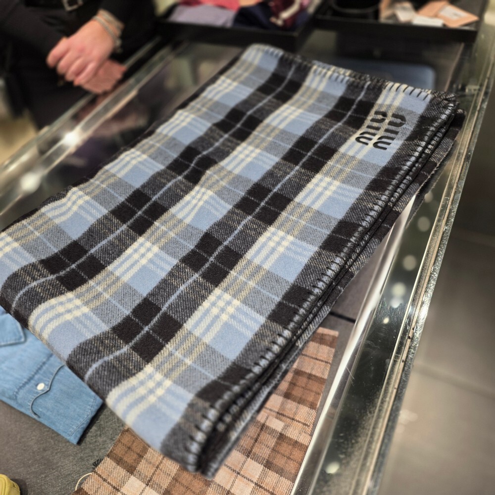 미우미우 마드라스 체크 담요 5RM086