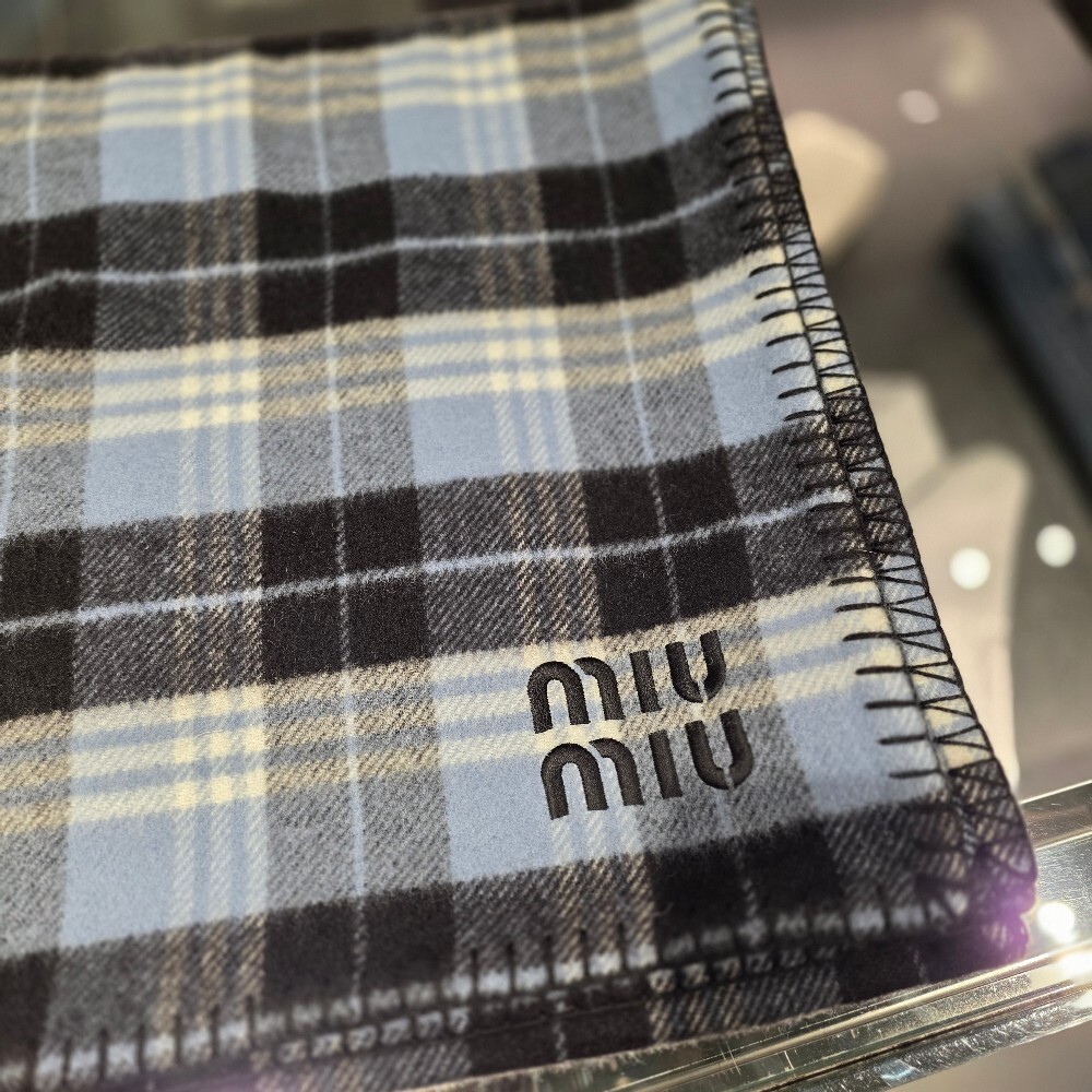 미우미우 마드라스 체크 담요 5RM086