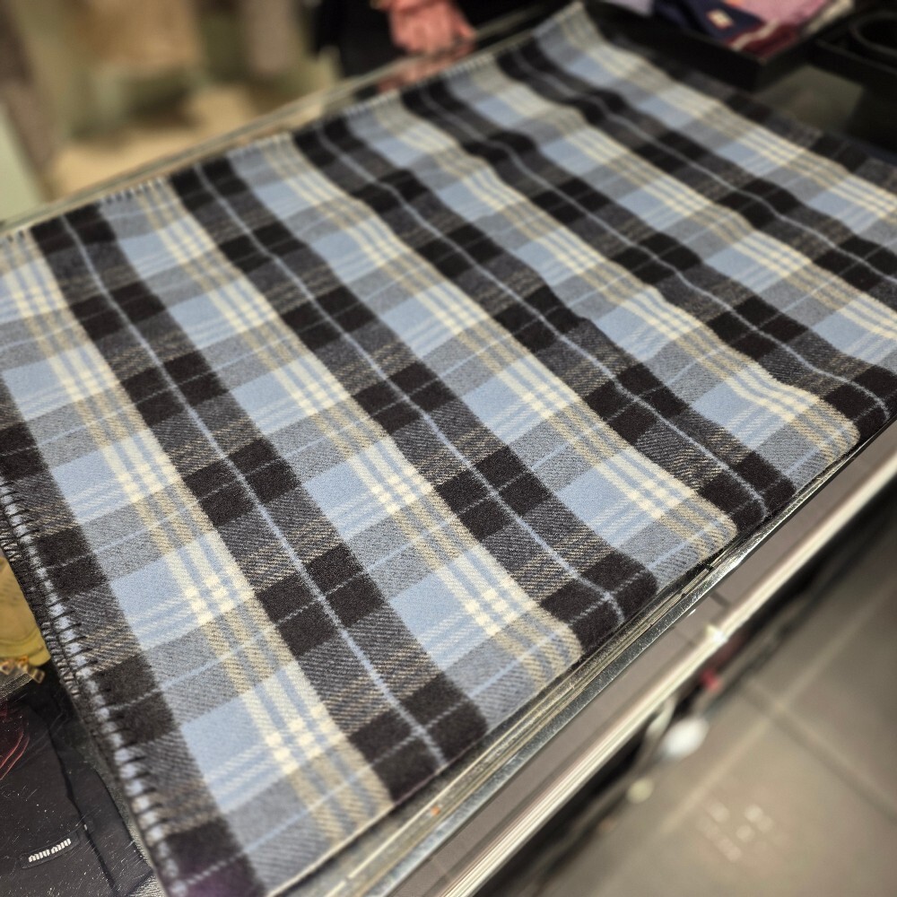 미우미우 마드라스 체크 담요 5RM086