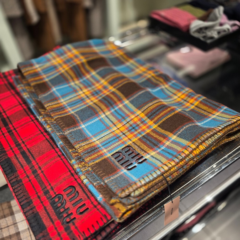 미우미우 마드라스 체크 담요 5RM086