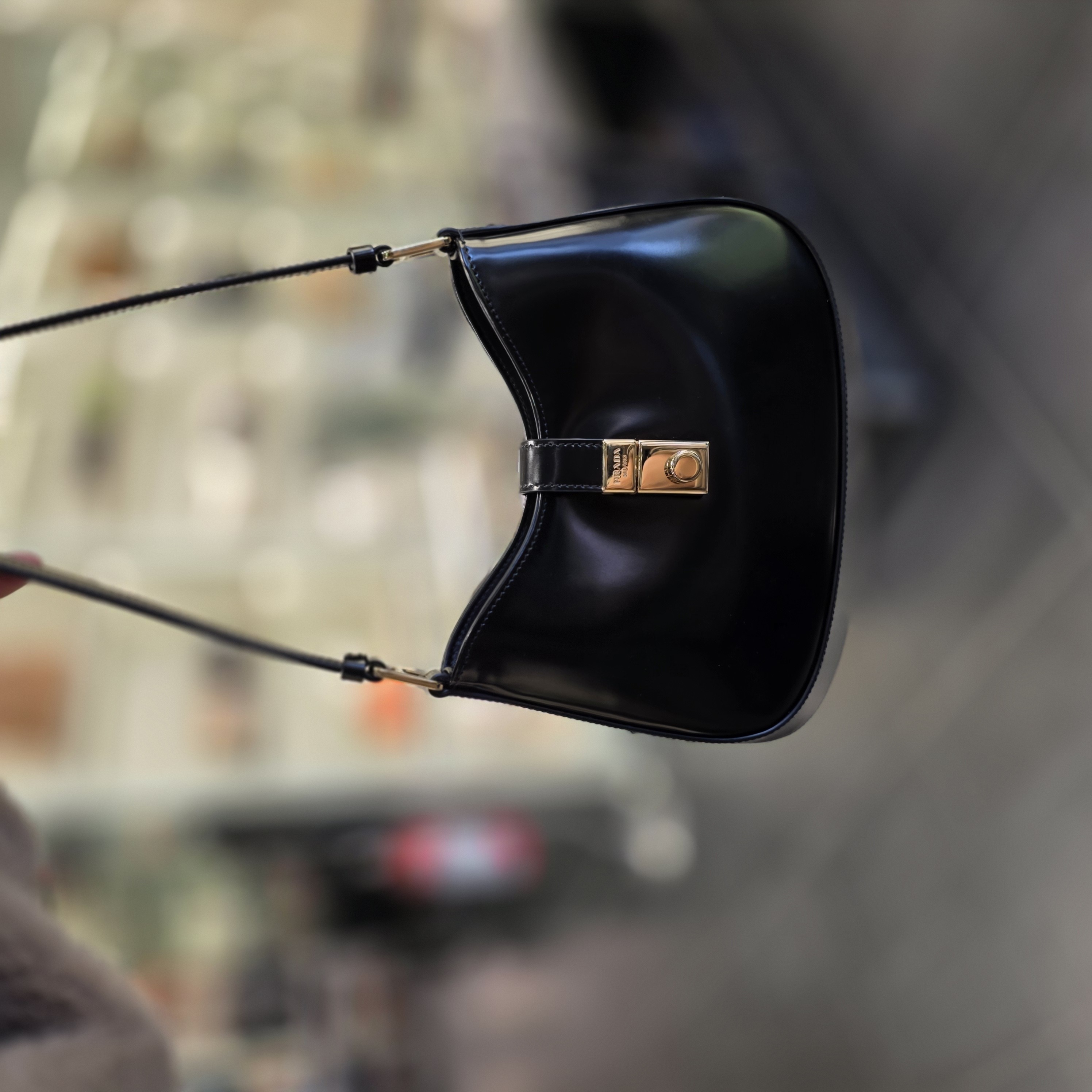 프라다 브러시드 레더 클레오 숄더백 1BC169