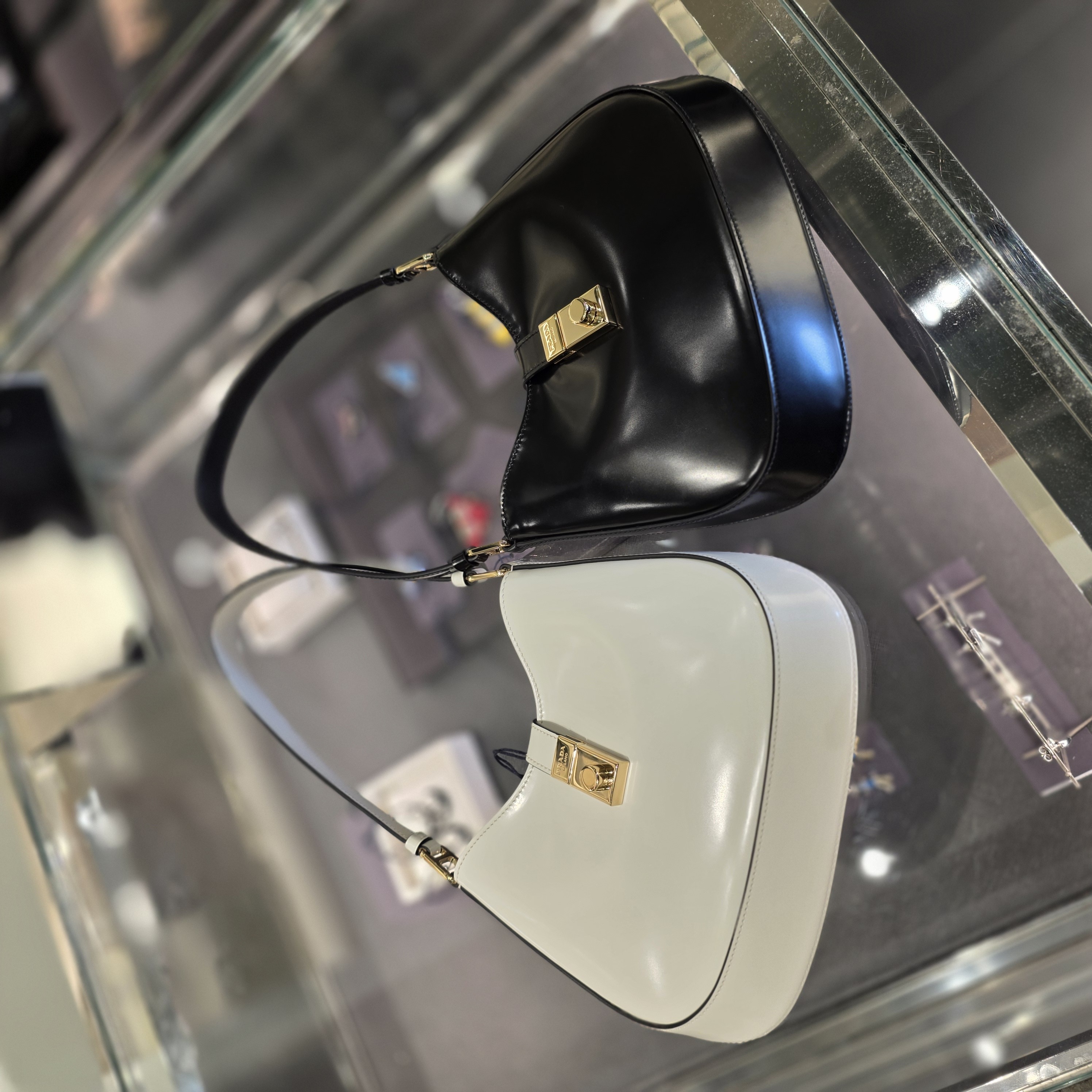 프라다 브러시드 레더 클레오 숄더백 1BC169