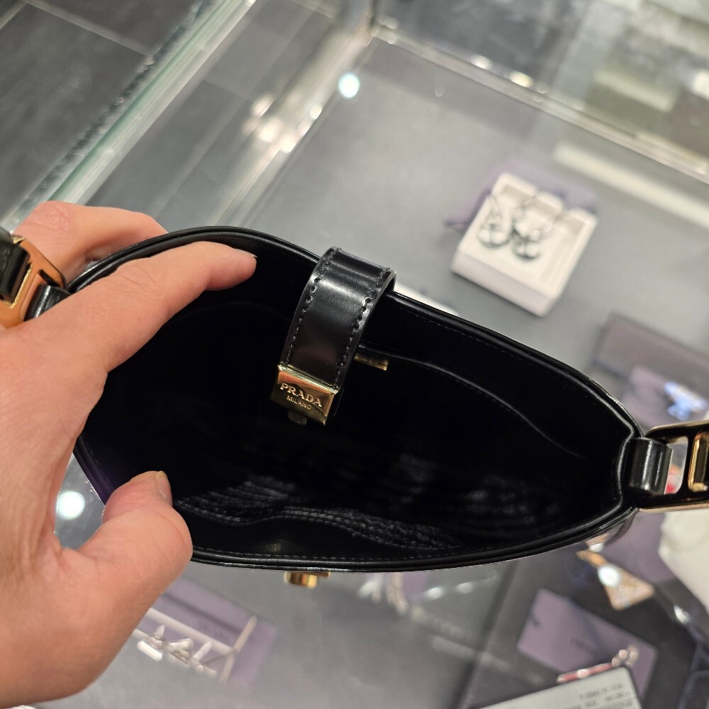 프라다 브러시드 레더 클레오 숄더백 1BC169