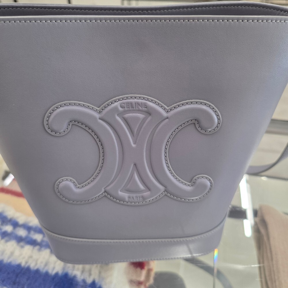 셀린느 퀴르 트리옹프 스몰 버킷백 113783DU3.07LG