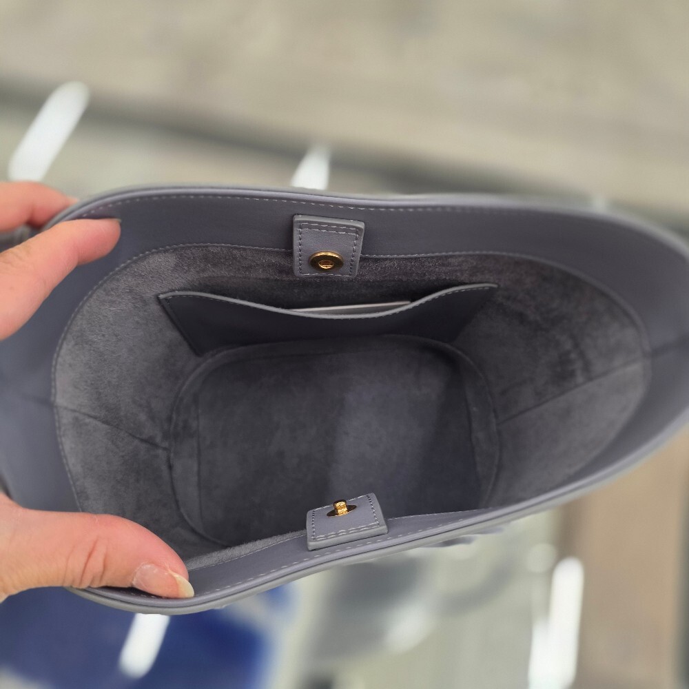 셀린느 퀴르 트리옹프 스몰 버킷백 113783DU3.07LG