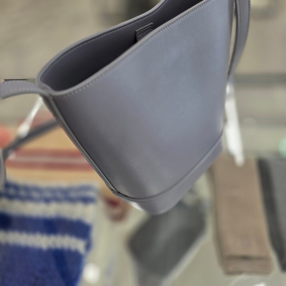 셀린느 퀴르 트리옹프 스몰 버킷백 113783DU3.07LG