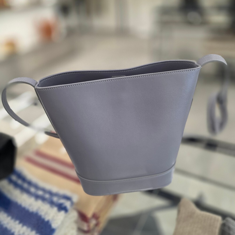 셀린느 퀴르 트리옹프 스몰 버킷백 113783DU3.07LG