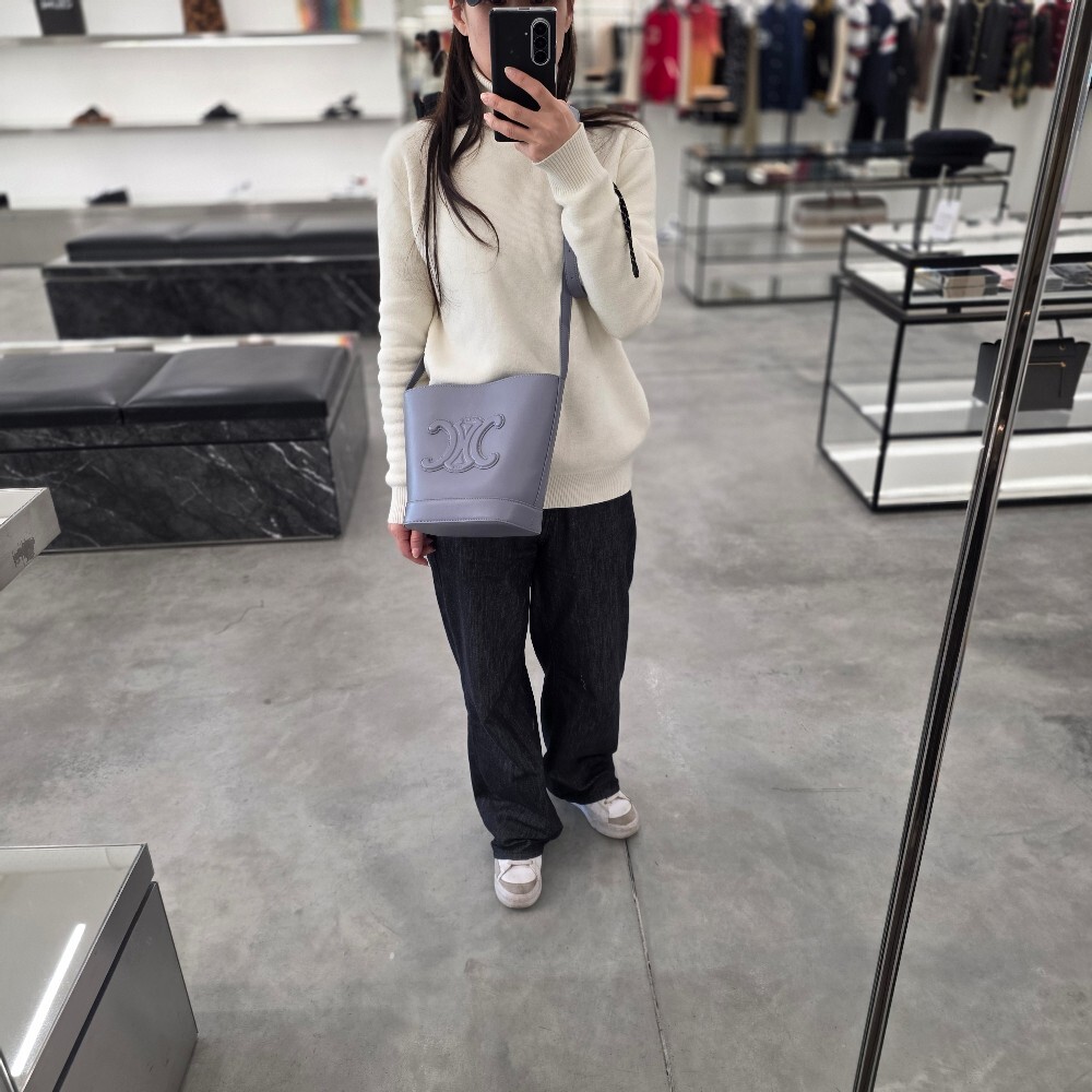 셀린느 퀴르 트리옹프 스몰 버킷백 113783DU3.07LG