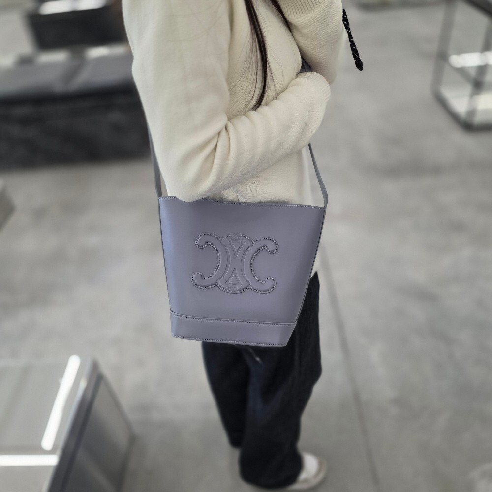 셀린느 퀴르 트리옹프 스몰 버킷백 113783DU3.07LG