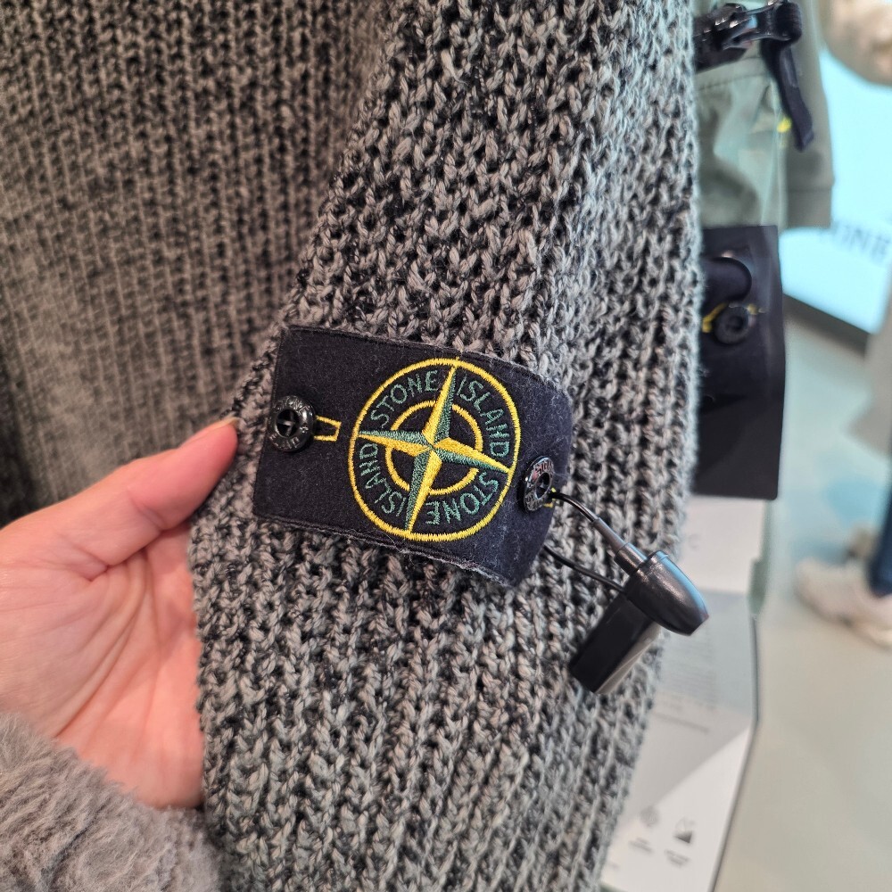 스톤 아일랜드 와펜 남성 니트티 8015531D1 V0059
