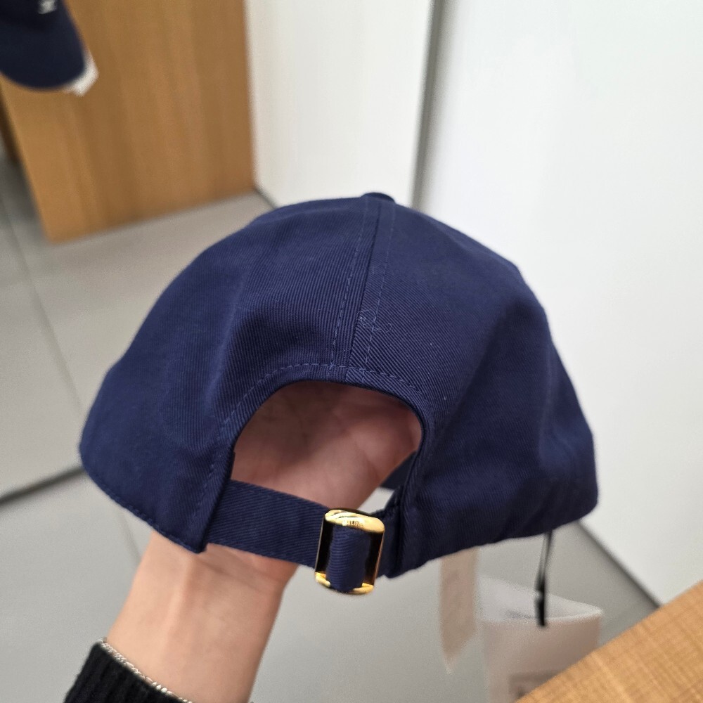 셀린느 트리옹프 로고베이스볼 캡 모자 AA0B3234X