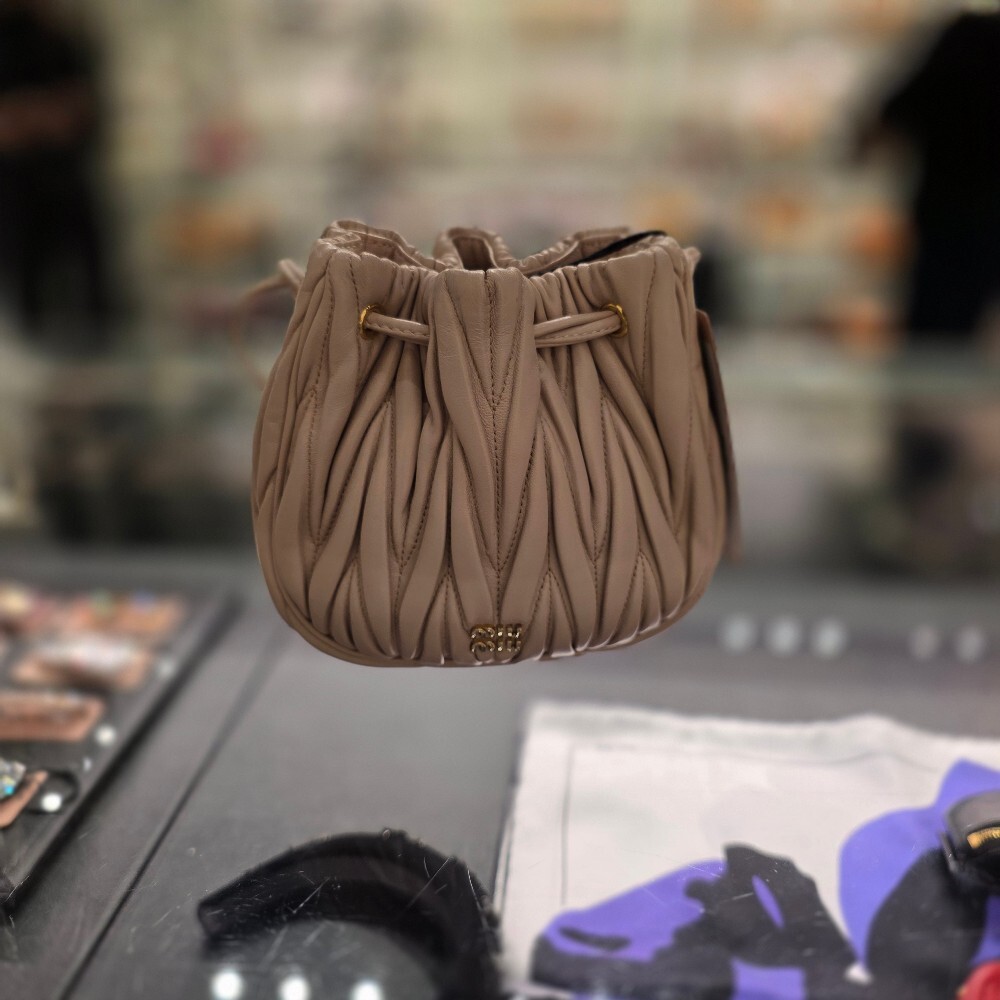 미우미우 마틀라쎄 파우치백 5ND022