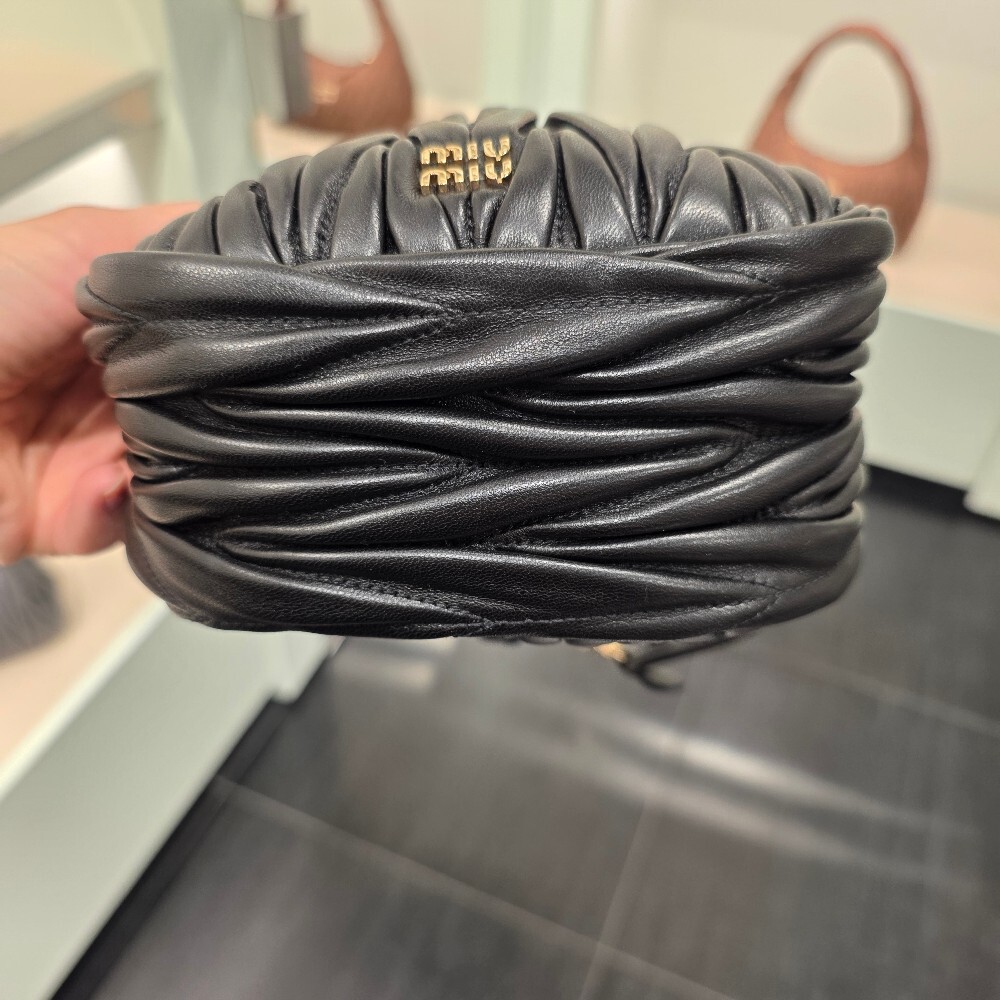 미우미우 마틀라쎄 파우치백 5ND022