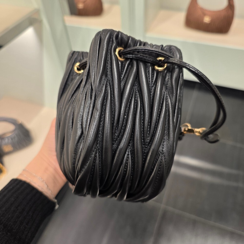 미우미우 마틀라쎄 파우치백 5ND022