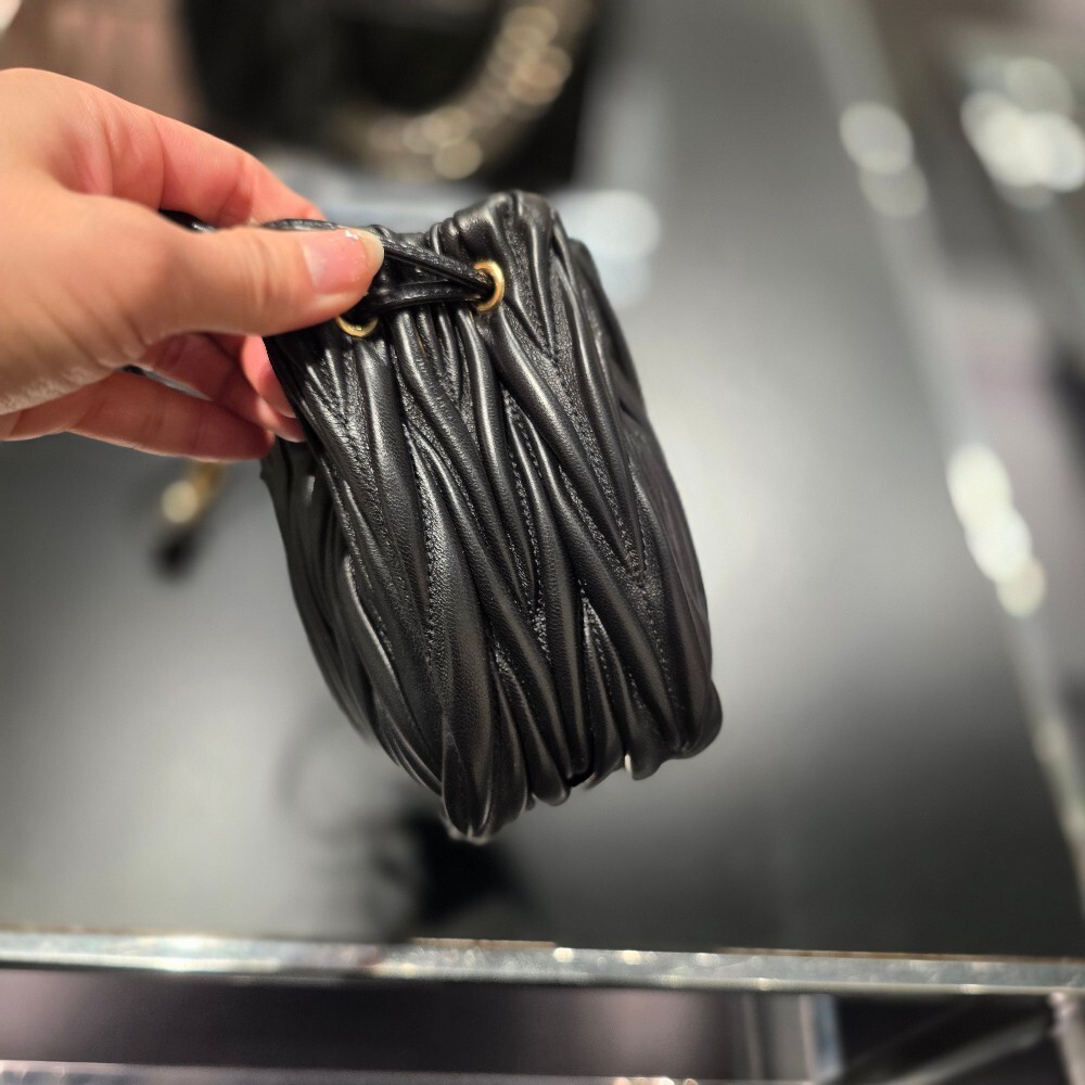 미우미우 마틀라쎄 파우치백 5ND022