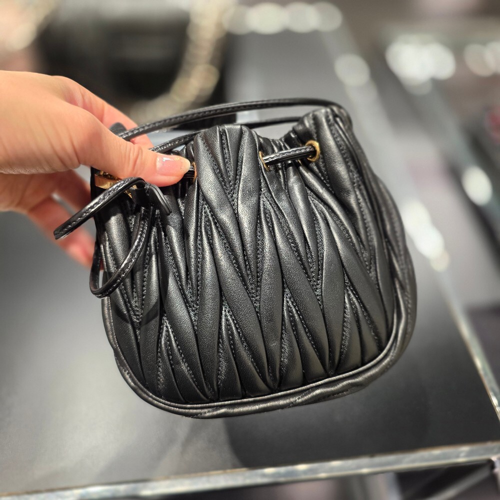 미우미우 마틀라쎄 파우치백 5ND022