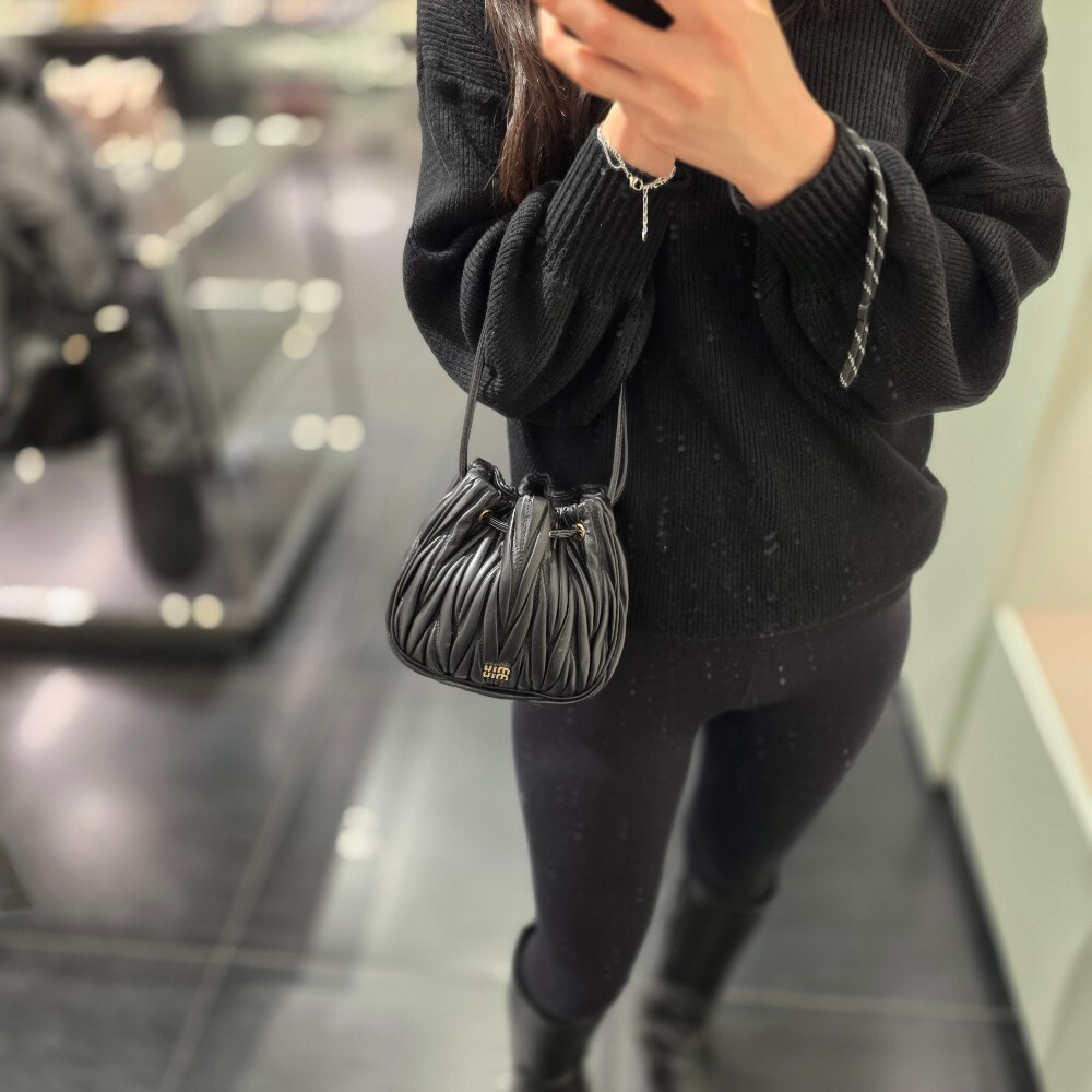 미우미우 마틀라쎄 파우치백 5ND022