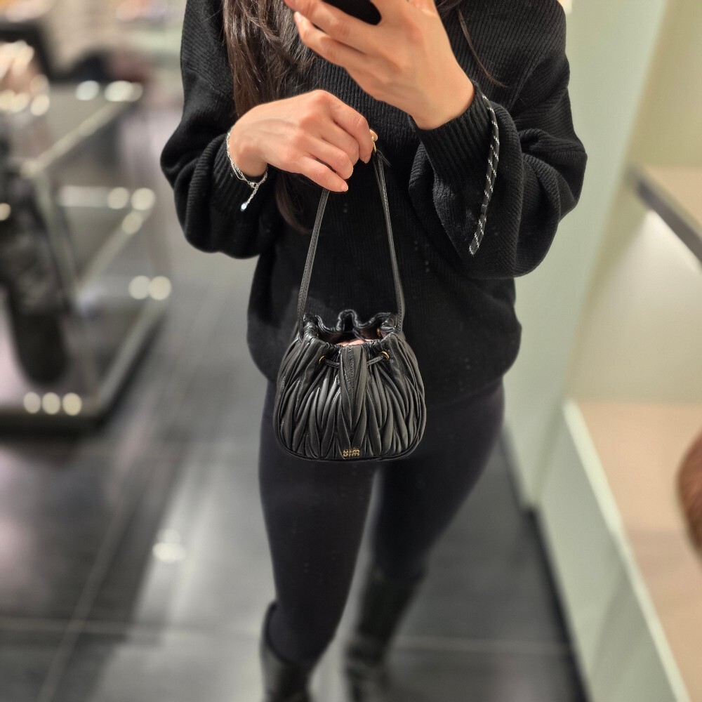 미우미우 마틀라쎄 파우치백 5ND022