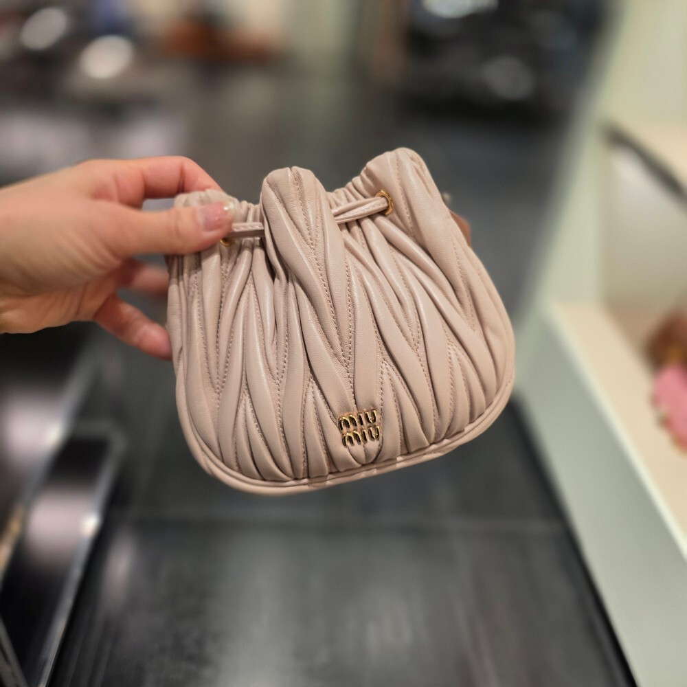 미우미우 마틀라쎄 파우치백 5ND022