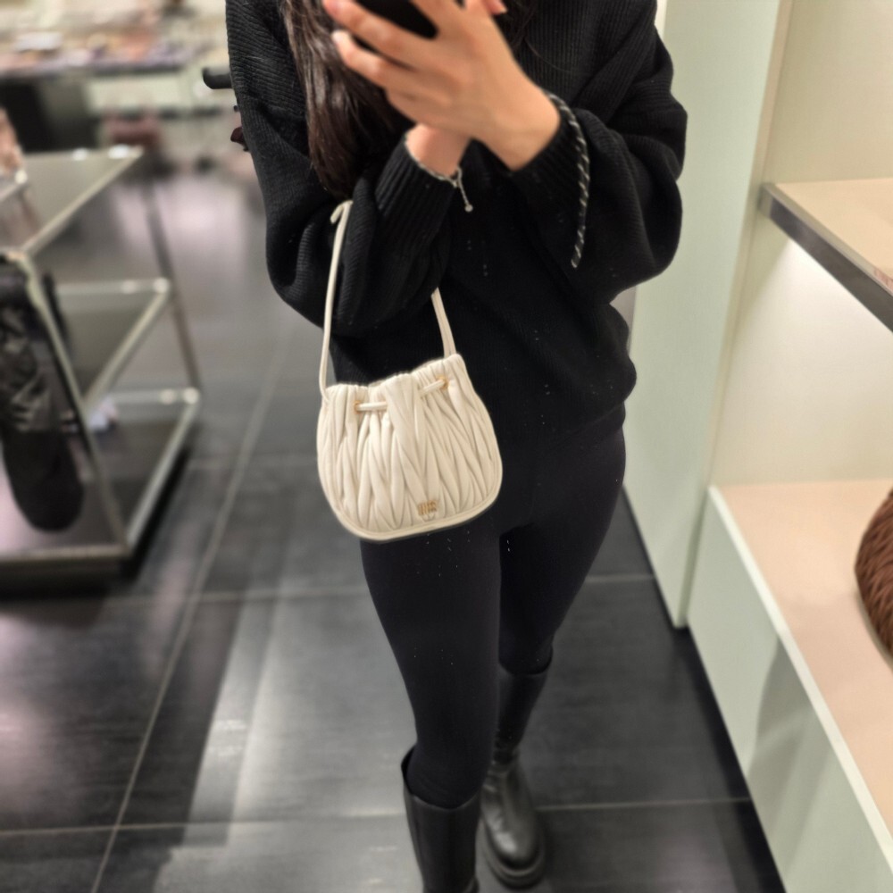 미우미우 마틀라쎄 파우치백 5ND022