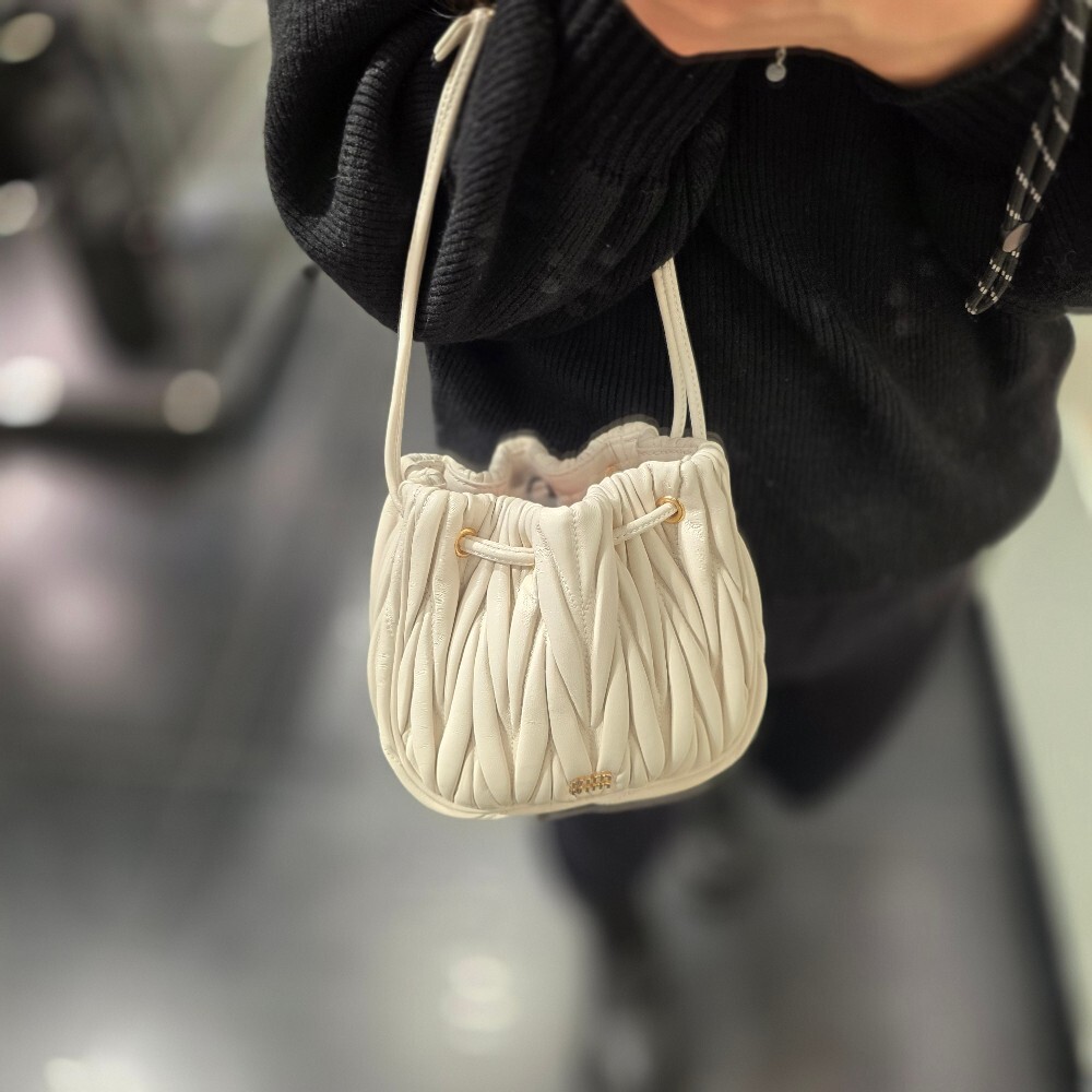 미우미우 마틀라쎄 파우치백 5ND022